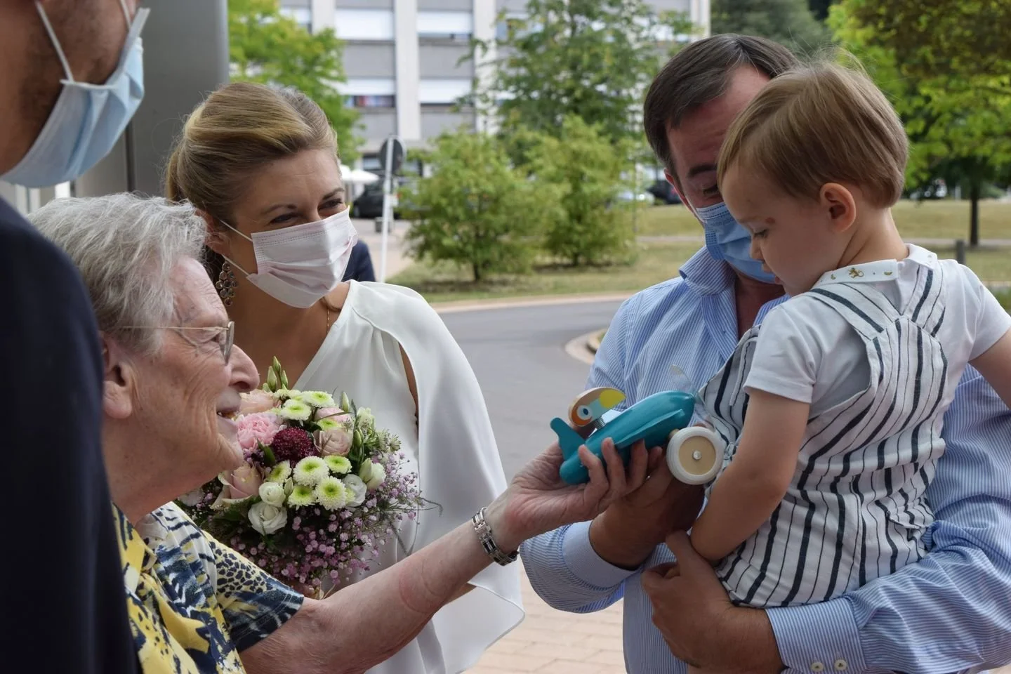 Hereditary Grand Ducal Family visits "Grand Duc Jean" nursing home in Dudelange