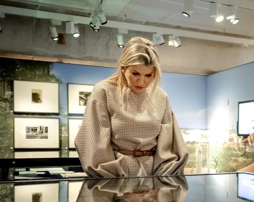 Queen Maxima visits 'Kòrsou – Curaçao. Voices from then, people from now' exhibition