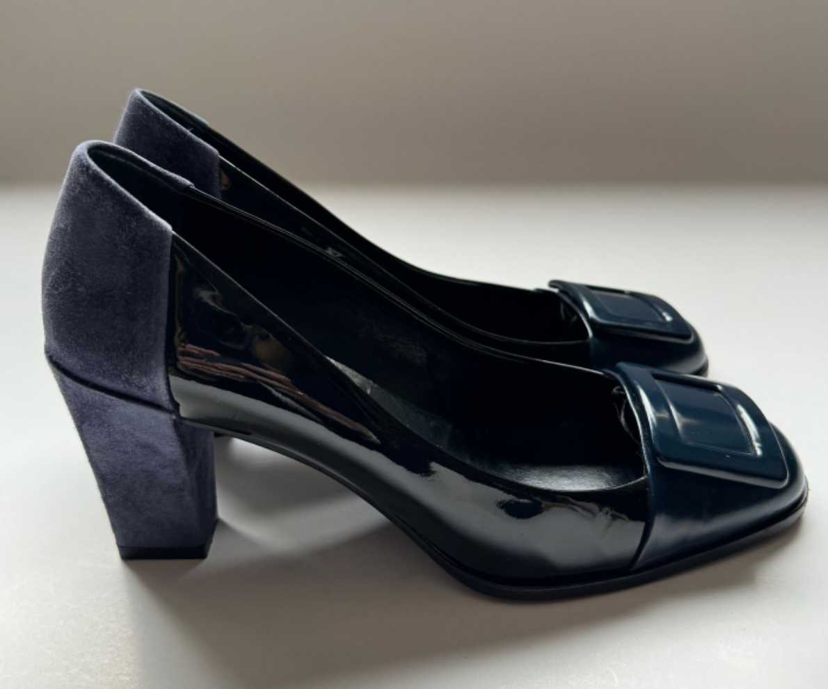 Vivier Pumps Navy.png