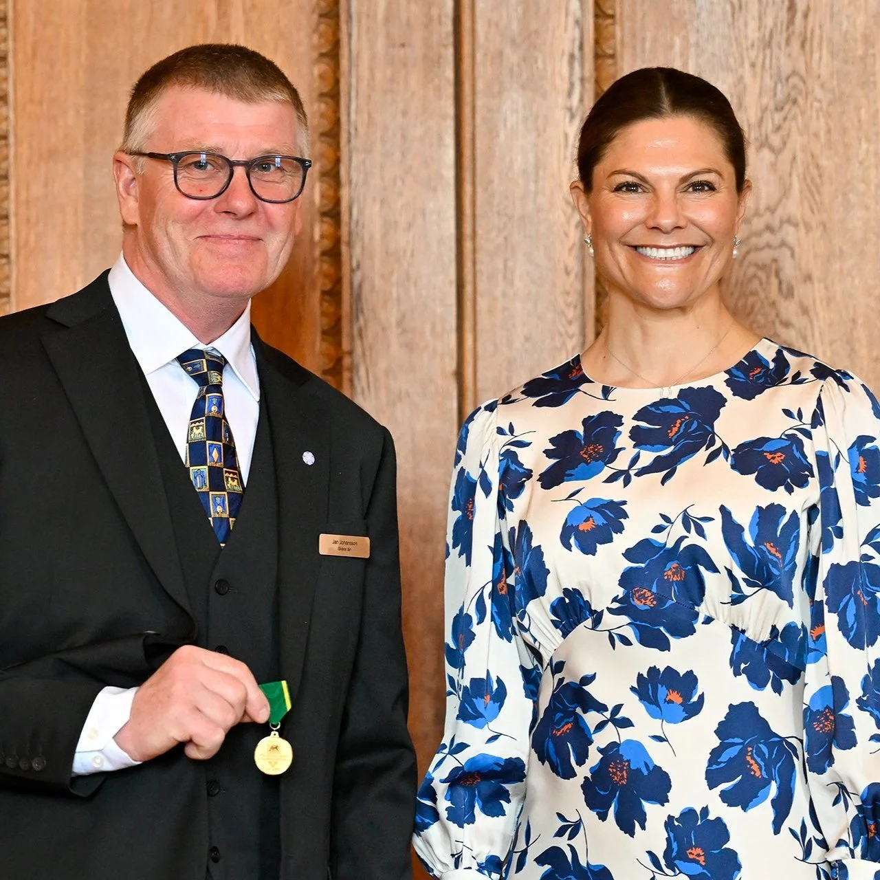 Crown Princess Victoria presents medals to dairy farmers