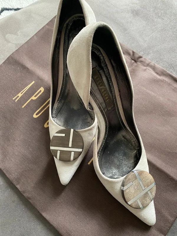 Apostrophe Emblem Pumps