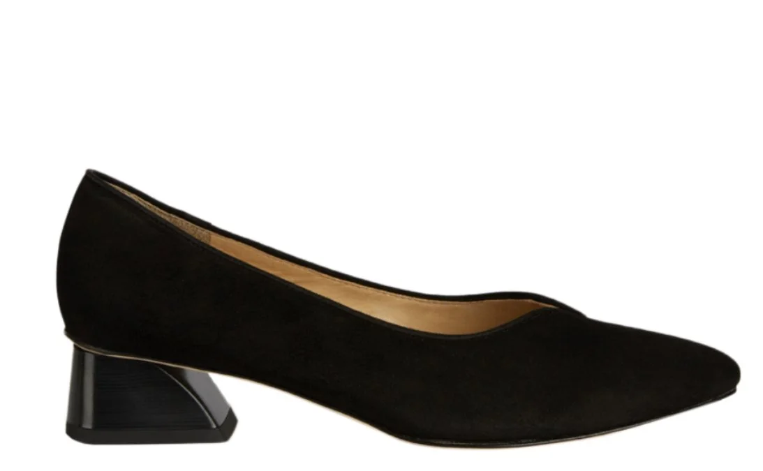 Brunate V-Shaped Pumps in Black 