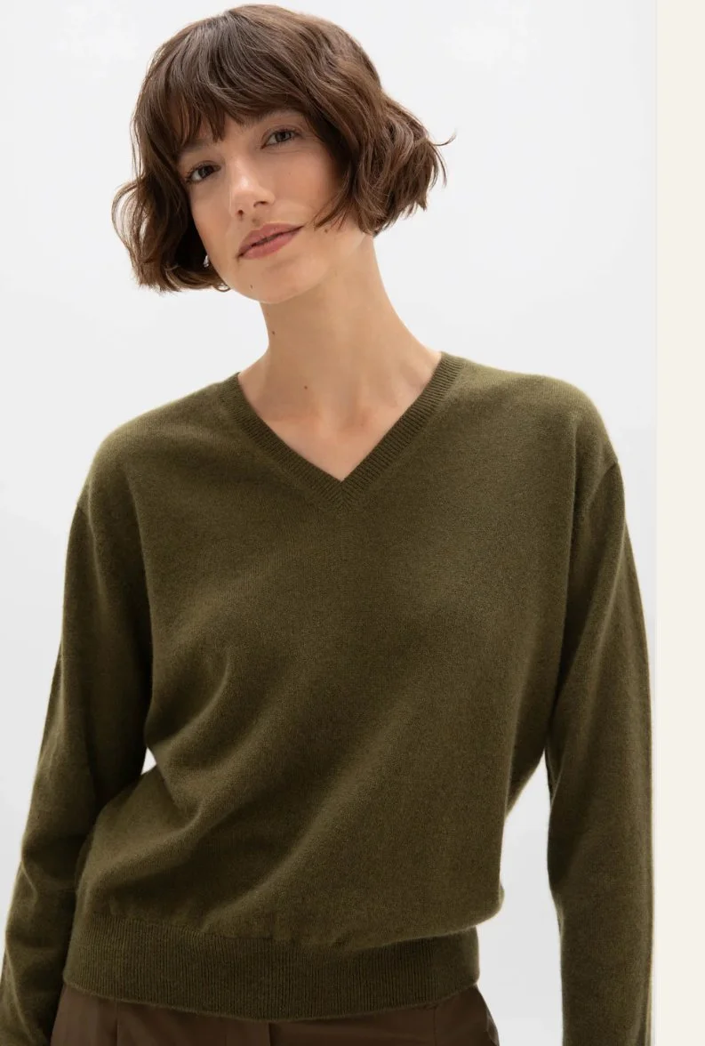Johnstons of Elgin Classic Cashmere V Neck Jumper