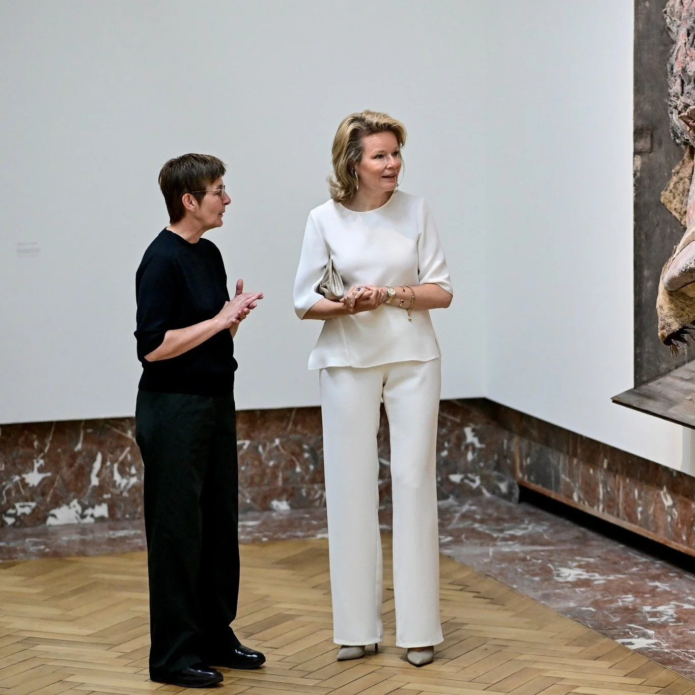 Queen Mathilde visits Khorós exhibition