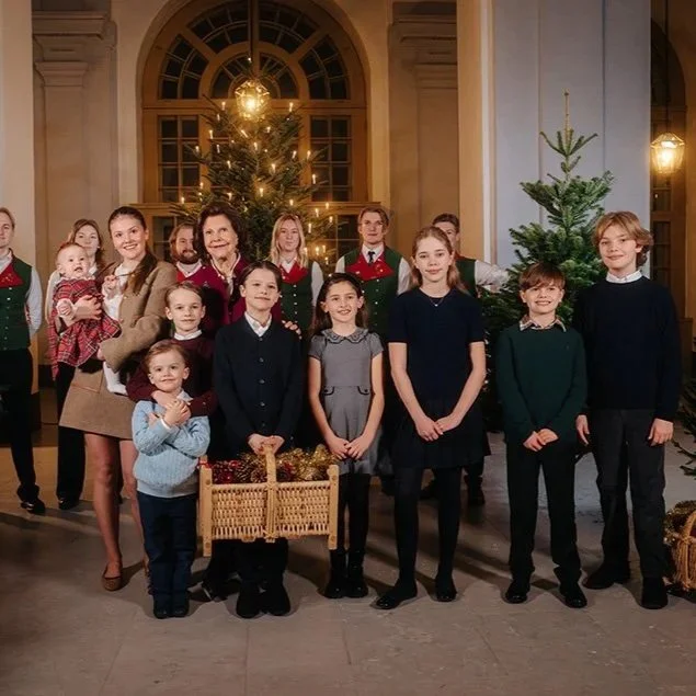 Queen Silvia and her grandchildren receive Christmas trees at the Palace