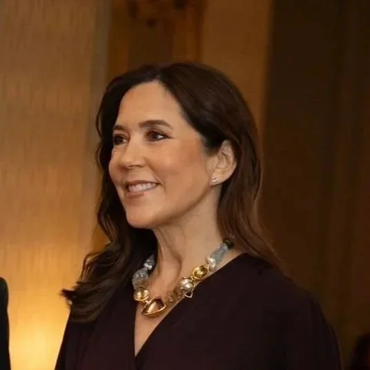 Queen Mary presents Heart Association Research Award