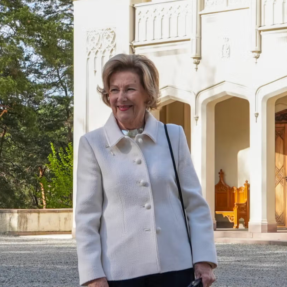 Queen Sonja opens summer sculpture exhibition at Oscarshall