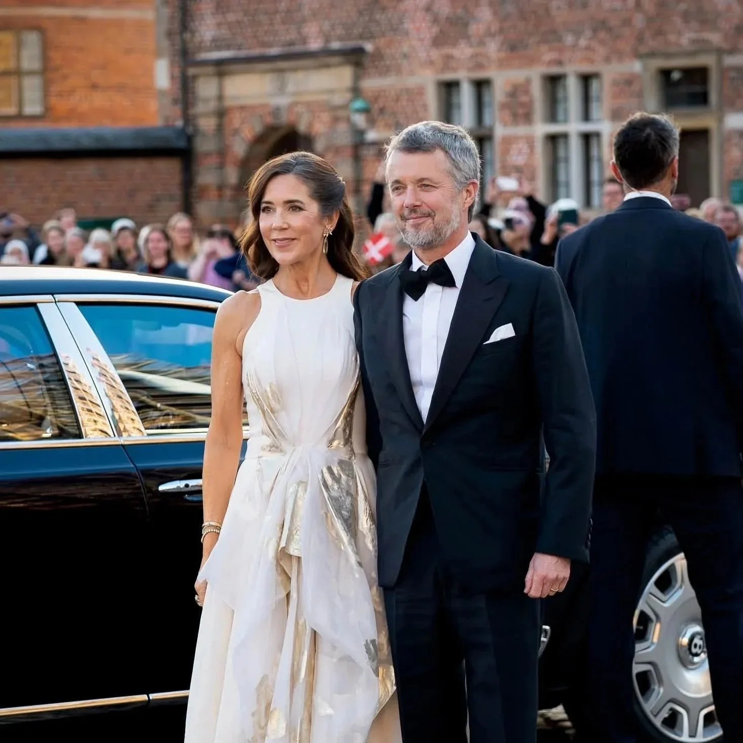 King Frederik and Queen Mary attend unveiling of King Frederik's portrait