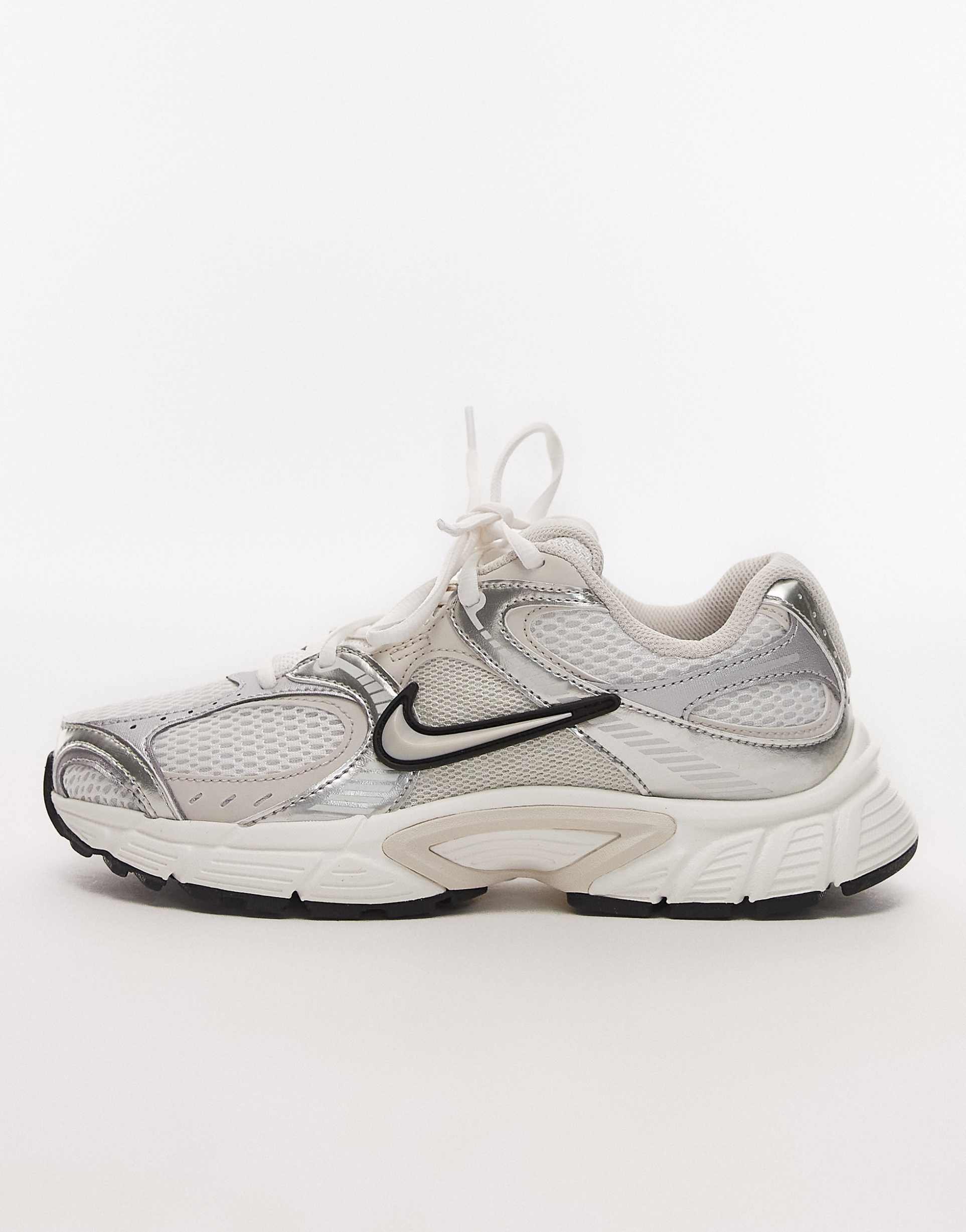 Nike V5 RNR Shoes in White/Black/Silver