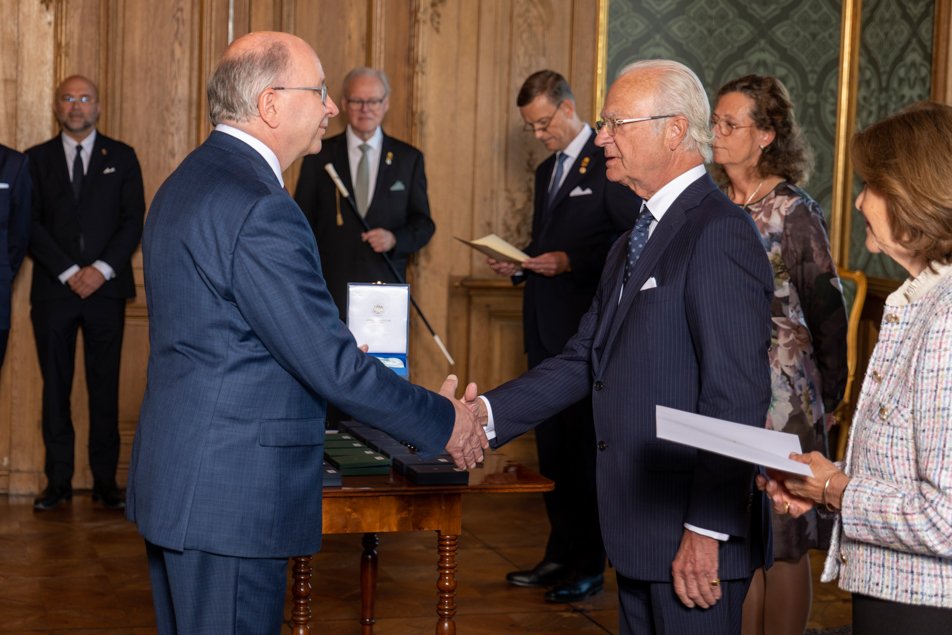 King Carl-Gustaf and Queen Silvia present medals at the Royal Palace — UFO  No More
