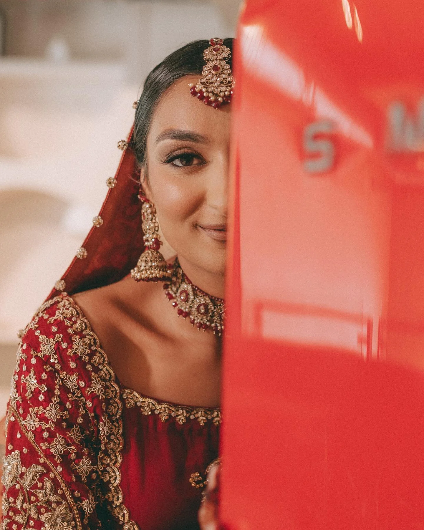 A late nite post for y&rsquo;all. ✨

Photo/video: @marigoldmoments 
MUA: @makeuphouz
Henna: @fizza_tabish
