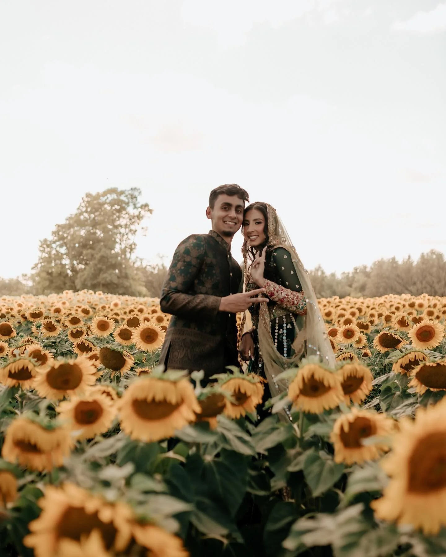 A Sun-kissed Mehndi Day 🌻 ☀️ Sadaf&rsquo;s decision to have a Mehndi shoot done in a field of sunflowers was definitely one of the highlights from last summer! 

Photo:@marigoldmoments 
Video: @denzphotography 
MUA: @rmmakeupstudio
Planner: @mehek.k