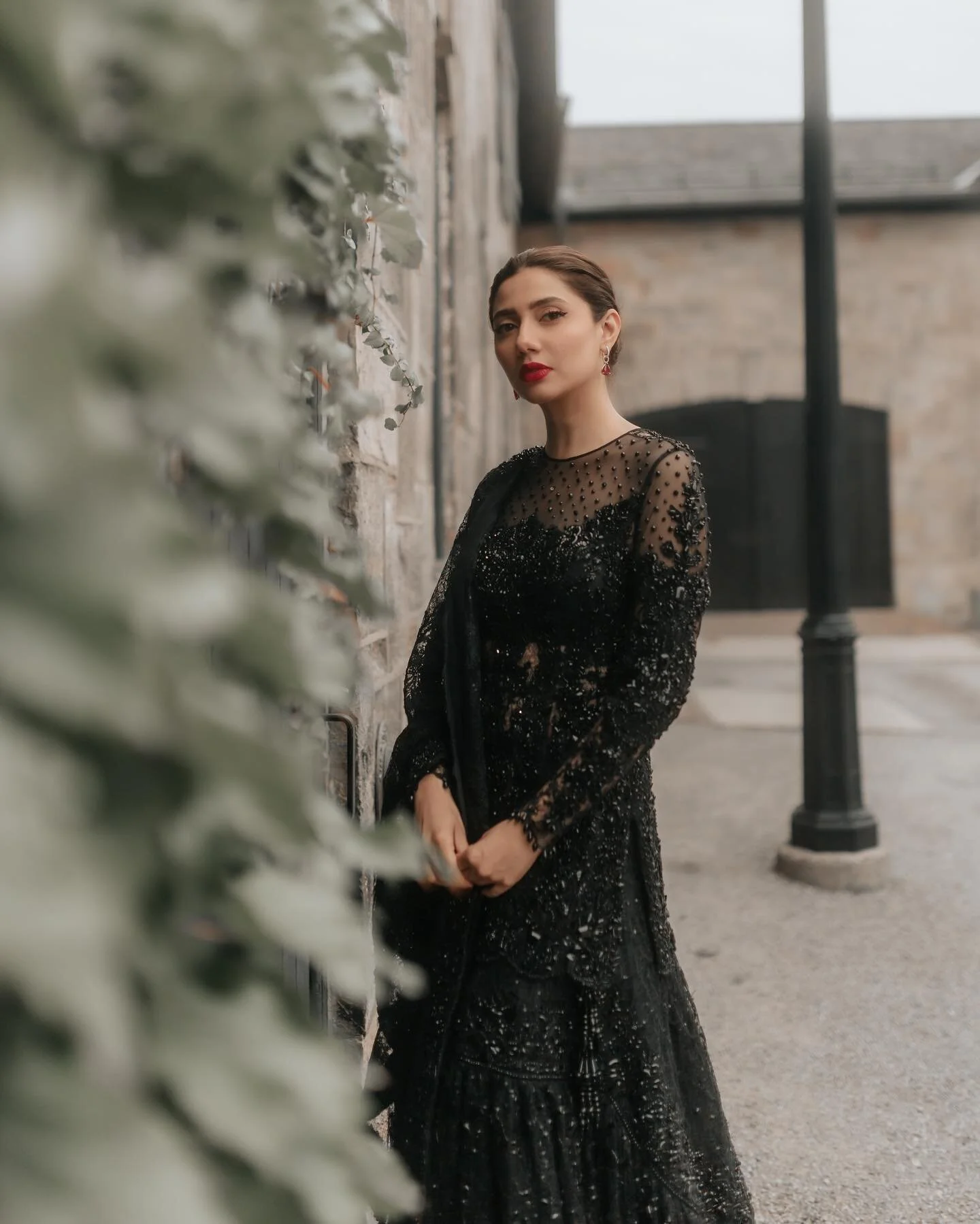 @mahirahkhan at hum tv awards 2022 feat.
@nomiansari 
@nidakhan.hairstylist 
@iambabarzaheer 
@kiranfinejewellery
@humawards
