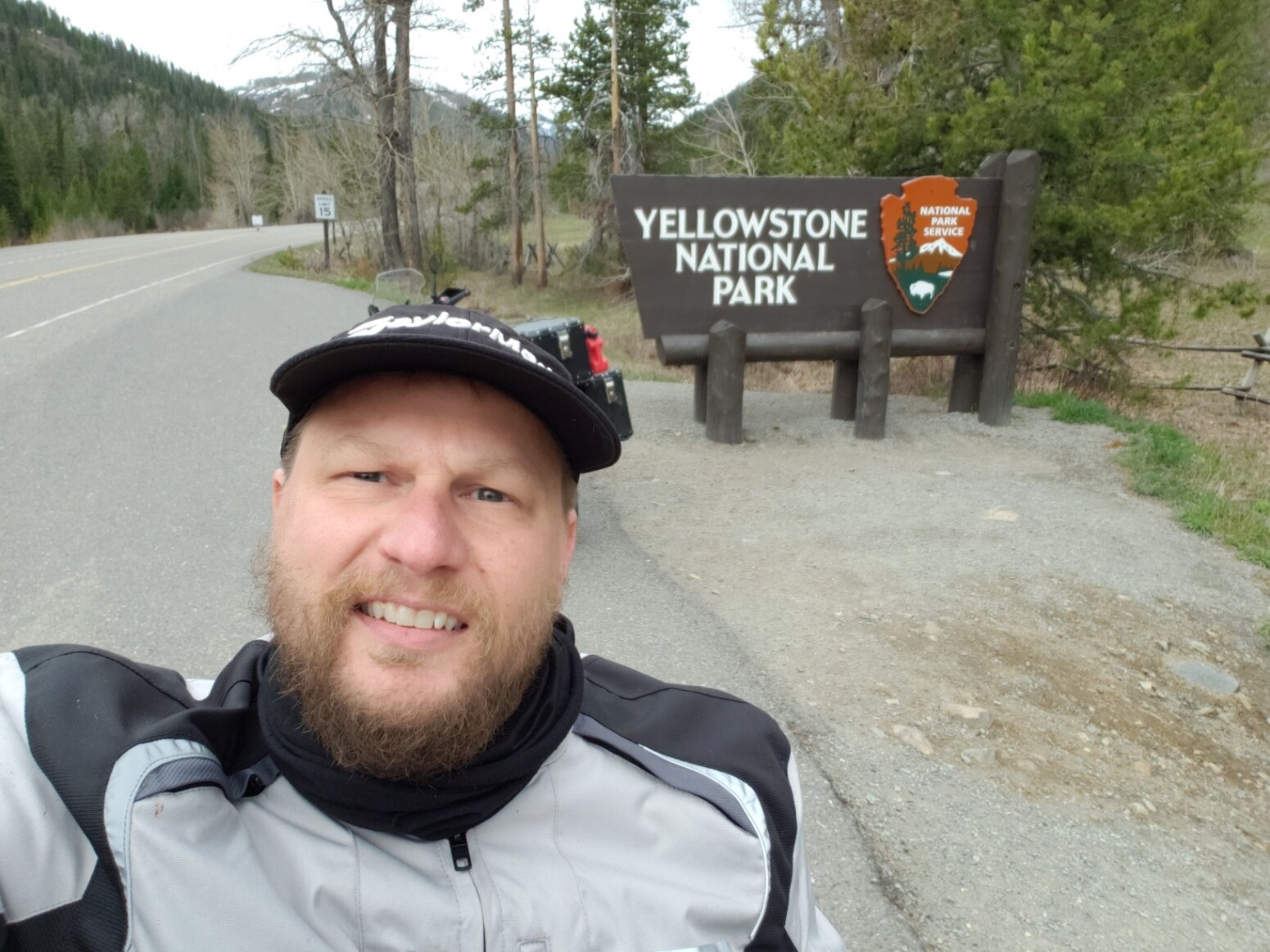 YellowStoneNationalParkSignSelfie.jpg