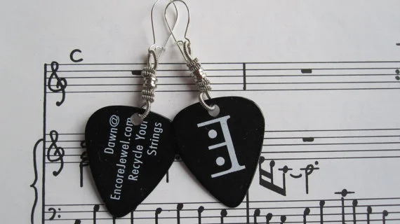 guitar_pick_earstrings_black_1.jpg
