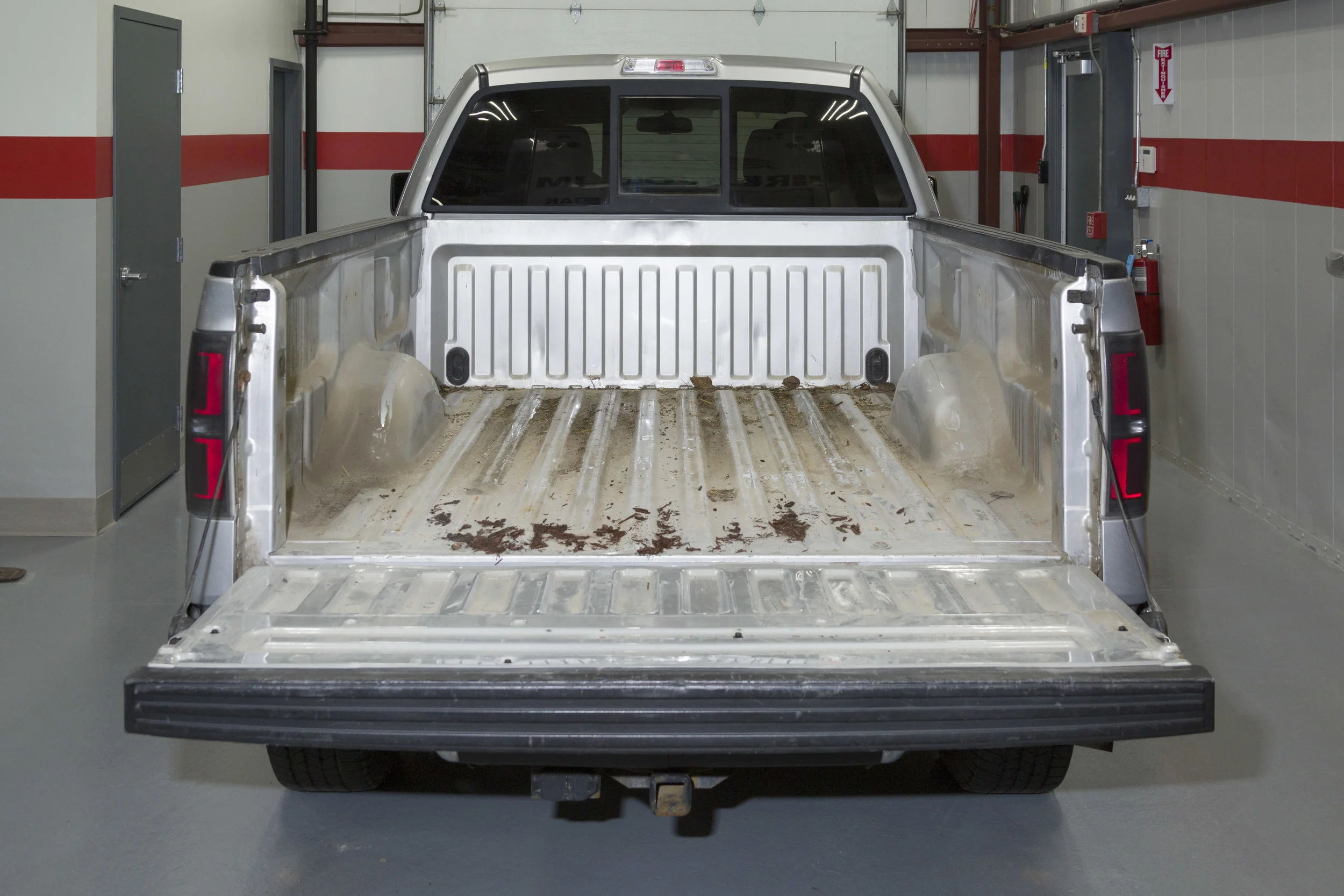300A4075_ATO_0063_0316_TruckBedSpray_Before_Selected.jpg
