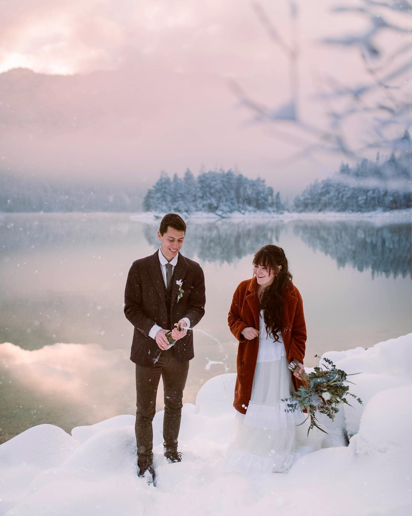 #tbt capturing love amidst the breathtaking beauty of Eibsee.

As a photographer, there are moments that simply take your breath away, and being a witness to this intimate elopement at Eibsee was one of those magical experiences. Surrounded by the ma