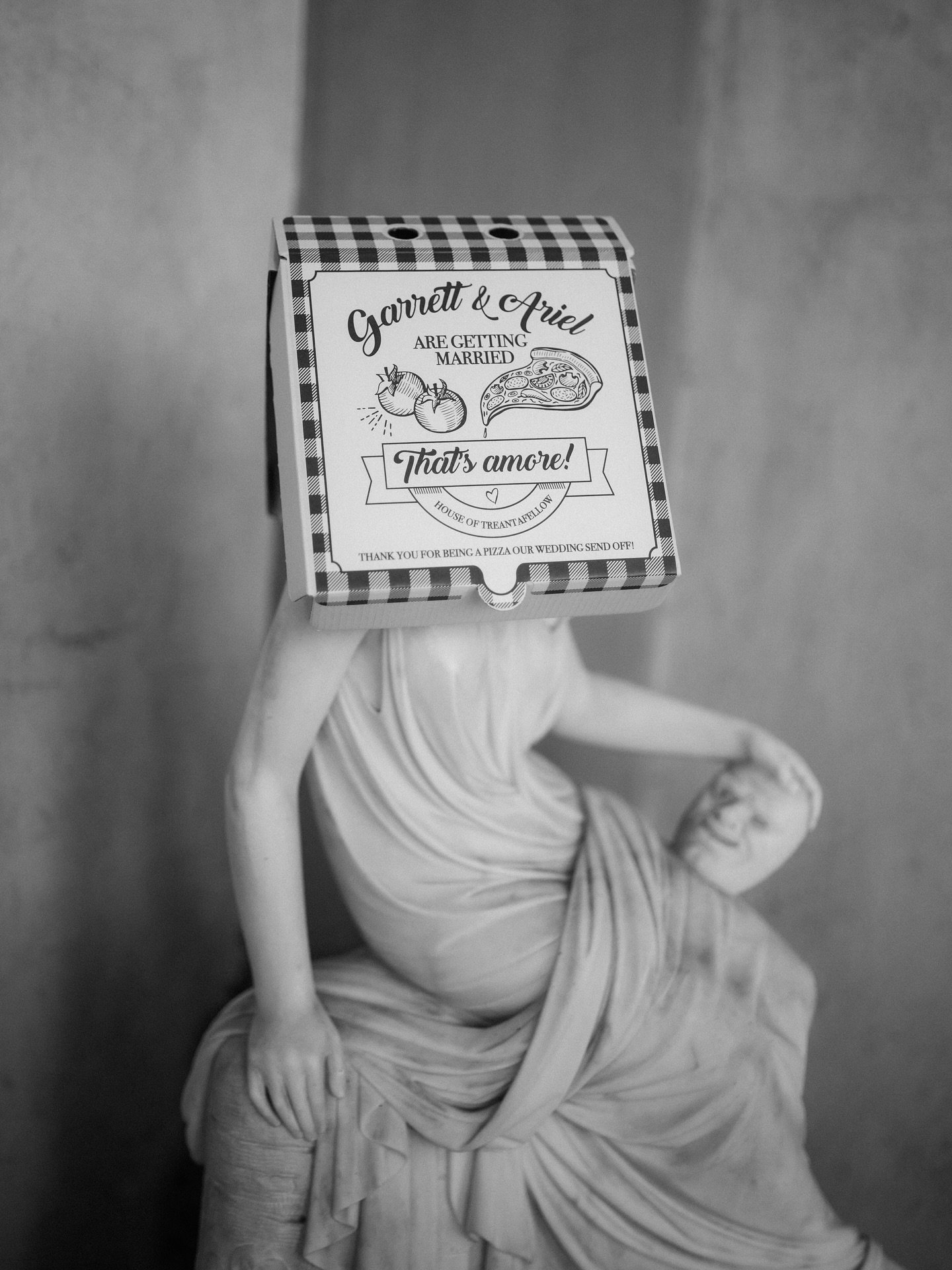 Did someone order a pizza&hellip; topped with extra love? Ariel &amp; Garret said &ldquo;I dough&rdquo; at my favourite place @isola_del_garda and I am in love with those sneak peeks. Many more photos to come very soon! 

PS: The box was clean and em