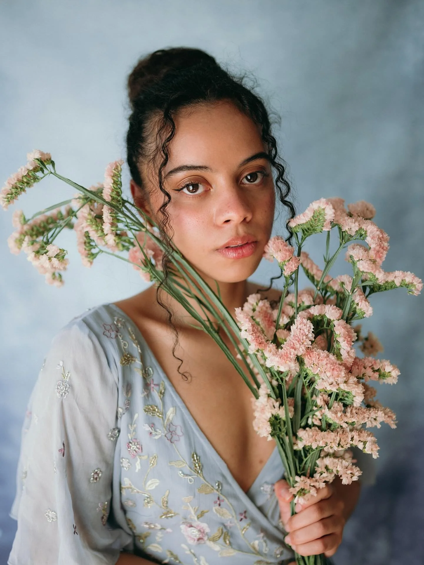 Portraits of Eileen.
Shot on Nikon Z6II @nikonistiromania 

Flowers: @floralesundgeschriebenes.de 
Model: @eileenabd 
Outfits: @missrosier_official &amp; @asos 
Earrings: @belfioreaccessories 

#springportraits #portraitphotography #nikoncreator