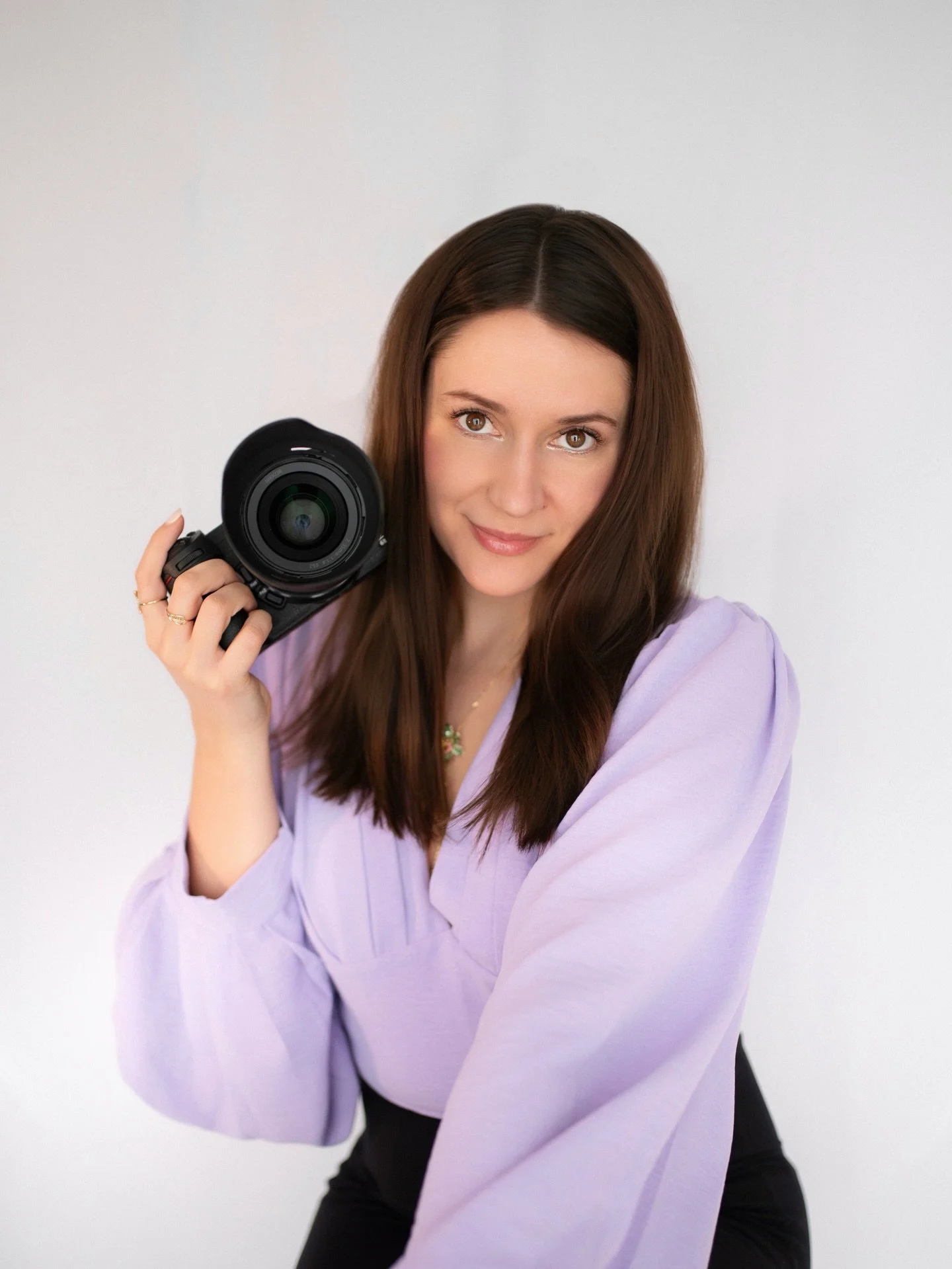 A few things about me, in case you&rsquo;re new here:

I&rsquo;m a photographer who chases emotion more than perfection.
I photograph stories and the way moments feel, not just how they look.

My images carry color the way a day does: layered, shifti