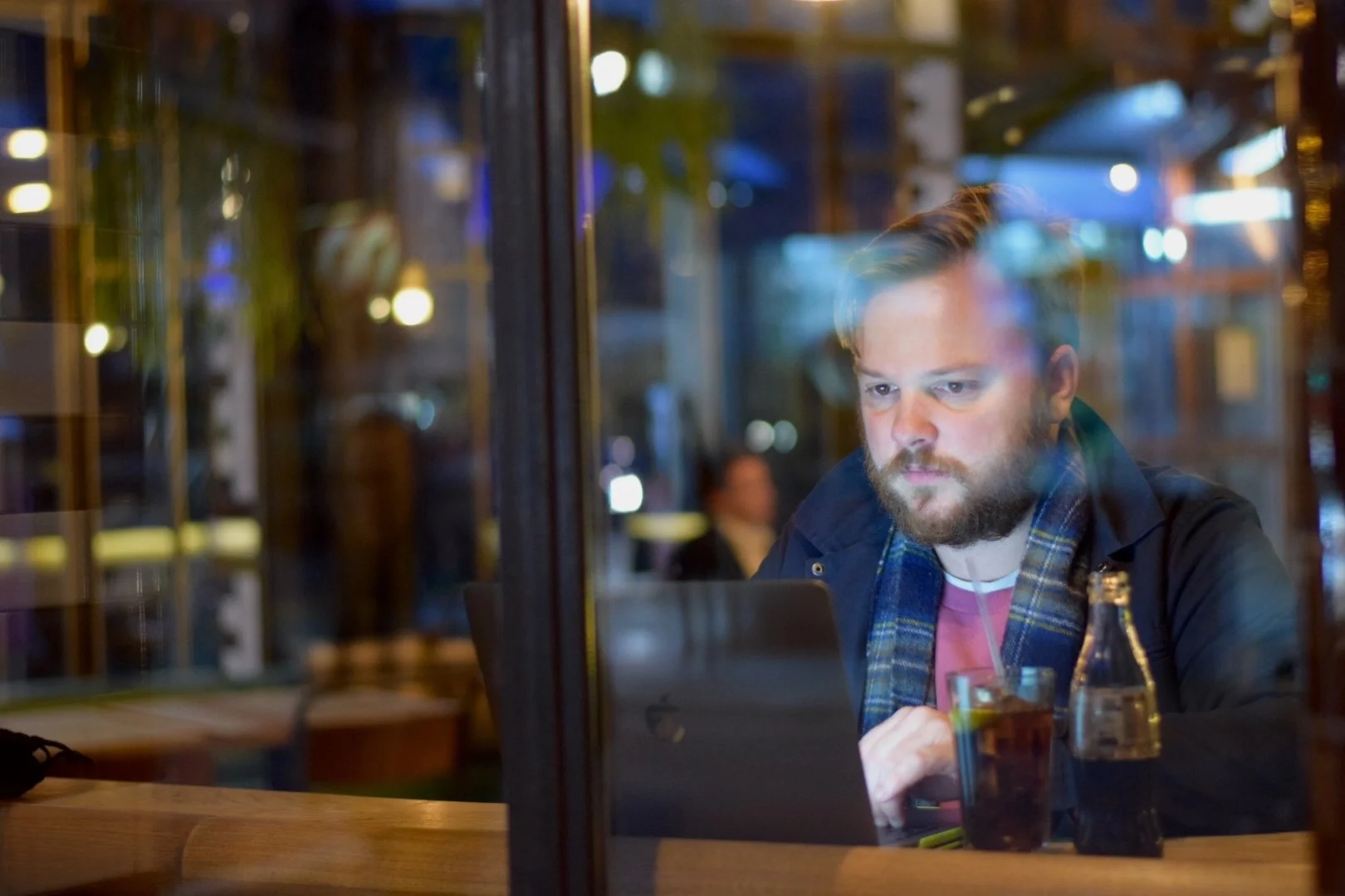 6 signs to spot art scammers online