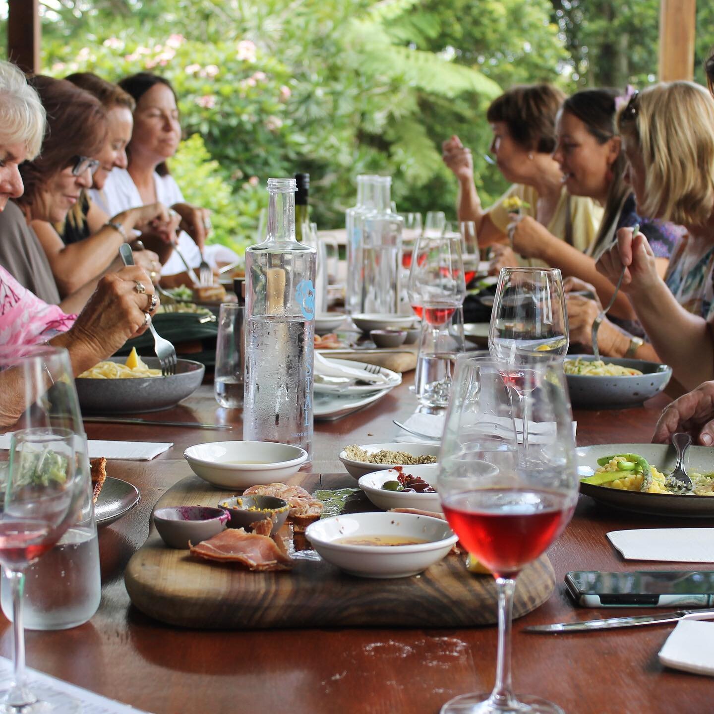 There&rsquo;s no better place to wine and dine than amongst the lush green landscapes of Mt Tamborine! 
We can&rsquo;t get enough of this place (can ya tell!?) 😆🌿🍷