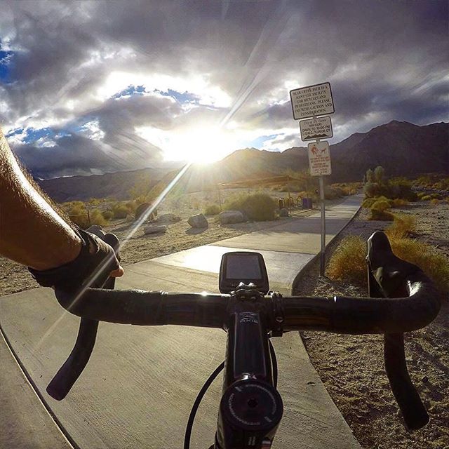 Some cyclists really know how to enjoy a ride. #whataview #sunshine 📸 @cyclewerks
・・・
🌴🚲 D e s e r t  S k y 🚲🌴#enjoyyourday #sunshine #laquinta #socal #cyclingshots #cycling #beforesunset#desert #sky #strava #enjoylife