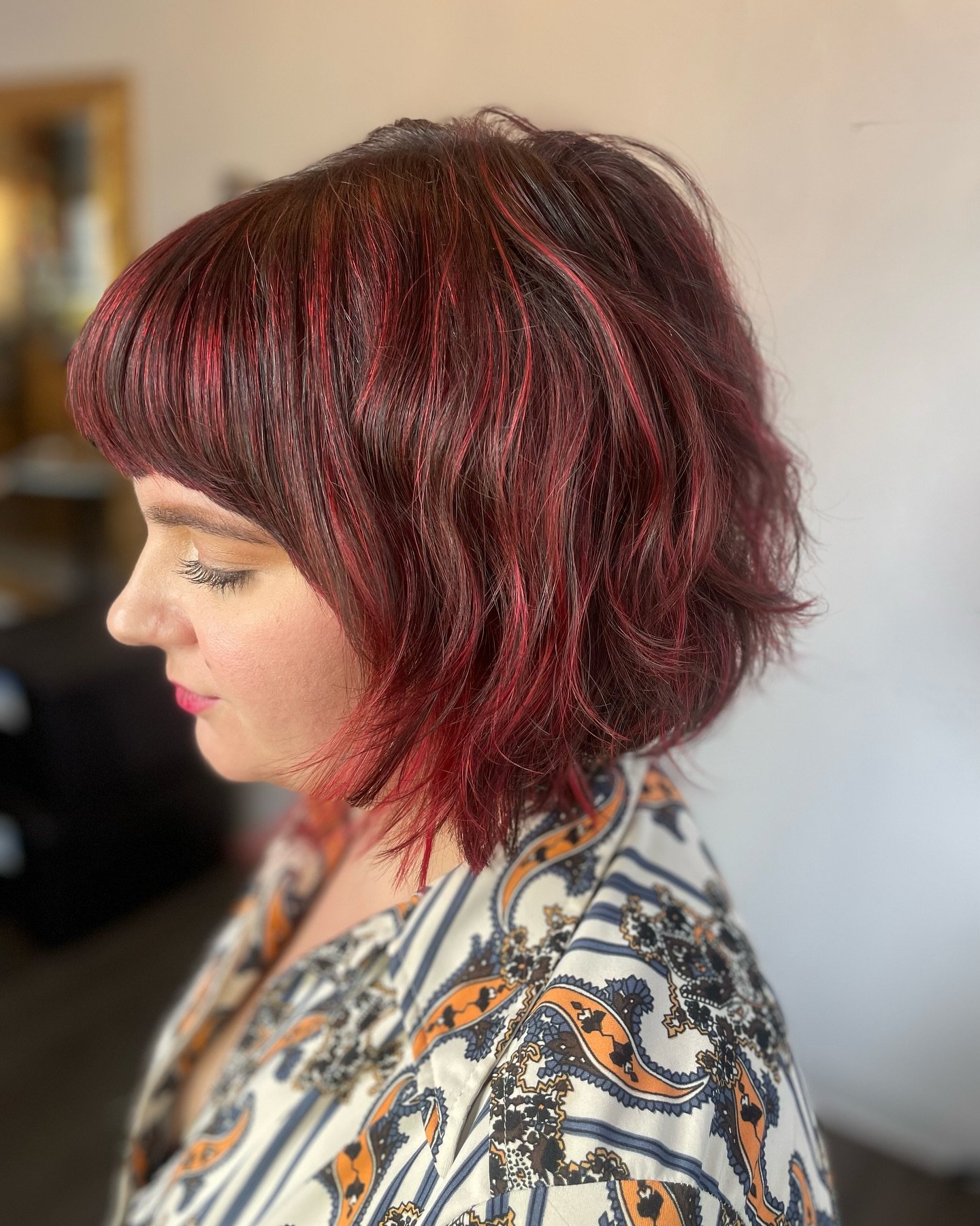 Bold meets beautiful with these stunning babylights by @valerie.salondj ✨ 

Using Wella Magma, alternating tones of vibrant pink and fiery red create a dimensional, eye-catching look that&rsquo;s full of personality. The dark root adds depth and a se