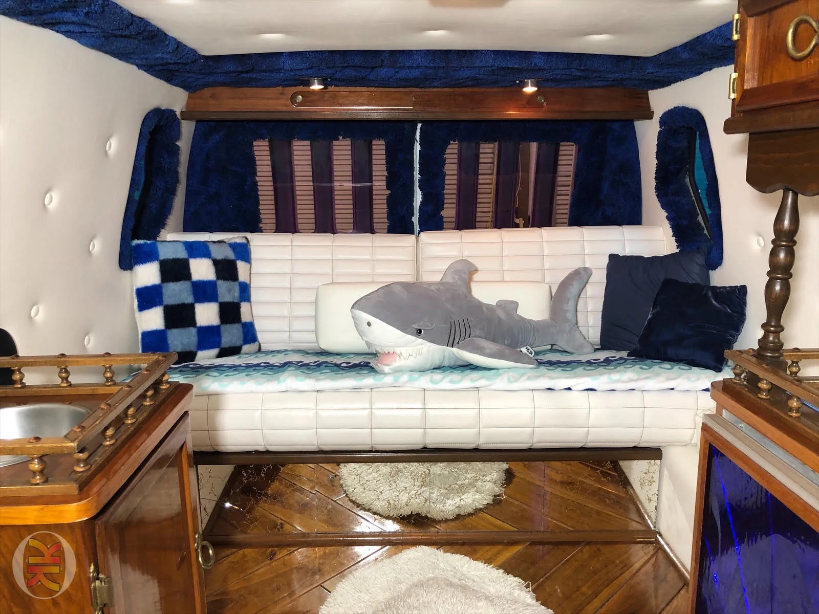 jaws van 8.jpg