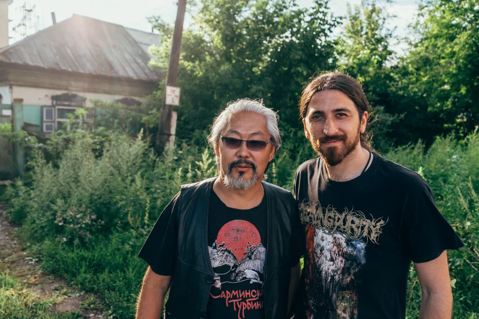 Emre meets his idol of Khoomei (Tuvan throat singing) Alber Kuvezin . Kuvezin is a famoust musician in Tuva, Russia and abroad. He is mostly known by playing in the bands like Huun-Huur-Tu and Yat-Kha