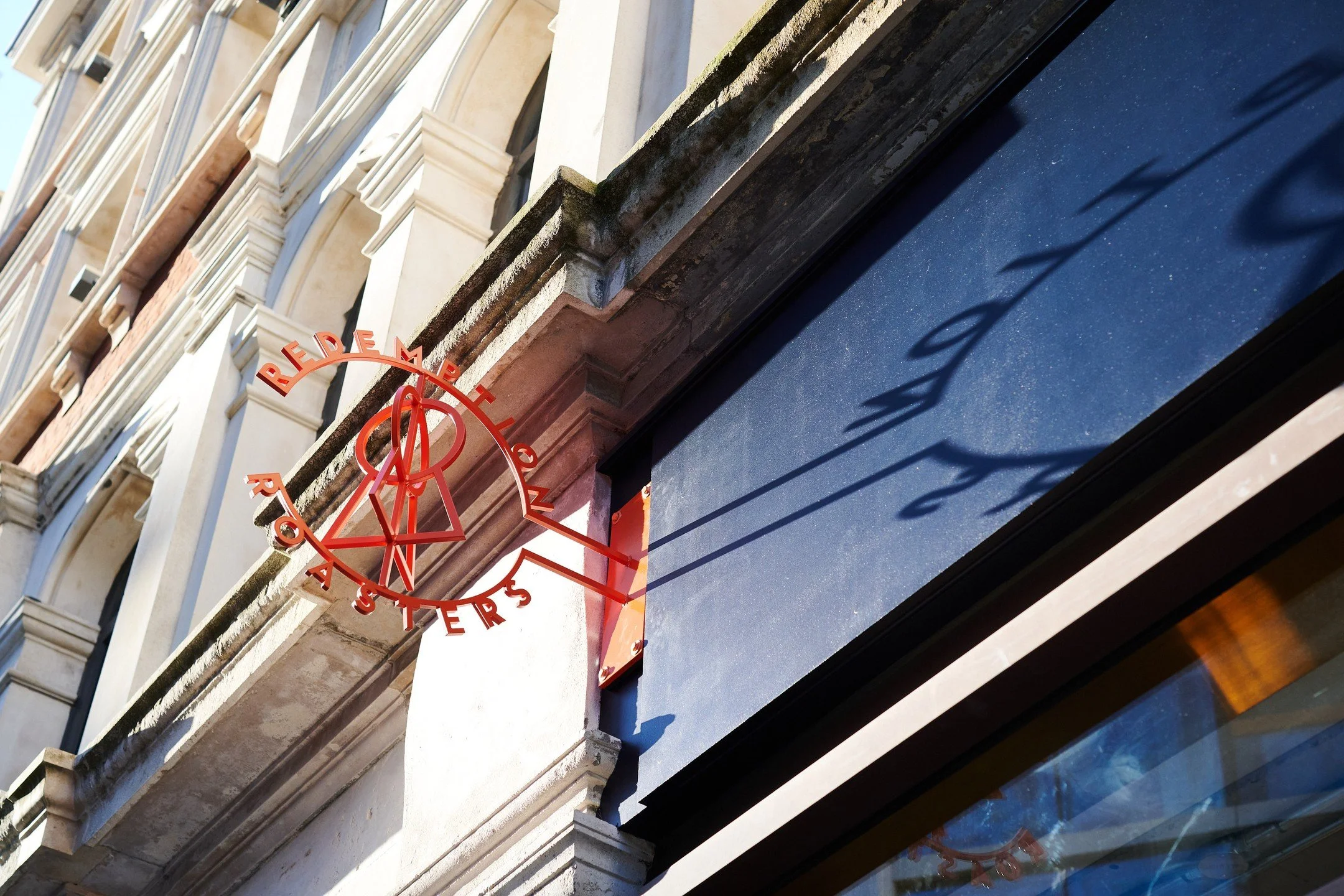 @redemptionroasters St Giles, finished up a few weeks ago. Bit luxe, bit wonky hand-crushed lamps.
.
.
📸 by @colinrossphoto as always
@outernetglobal @centrepointldn