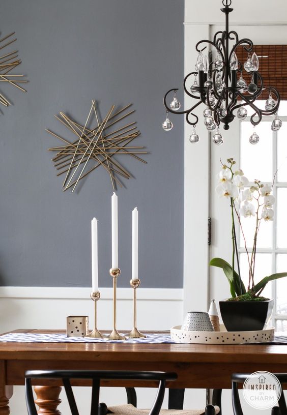  Серый - цвет компромисса. Он не черный и не белый. Это цвет-невидимка, обусловленный своей нейтральностью. Более темные оттенки драматичны и загадочны.  Серый - также цвет интровертов. Психологически серый цвет сигнализирует либо о&nbsp;желании&nbsp