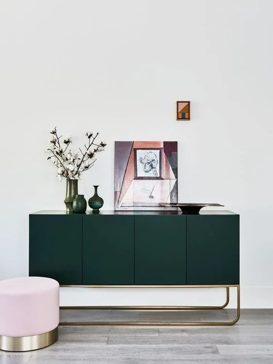  Зеленый цвет стимулирует и гармонизирует умственную деятельность, но не так быстро и агрессивно, как красный. У зеленого, скорее, медленный, но верный накопительный эффект. Будет очень полезно поставить предмет зеленого цвета или растение в зоне вид