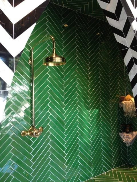  Каждую осень я начинаю мечтать о том майском ощущении восторга при мысли, что впереди еще несколько месяцев зелени и солнца.  Когда мама в детстве спрашивала меня, какого цвета&nbsp;собачка или волосы&nbsp;у проходящей мимо тёти, я всегда отвечала "