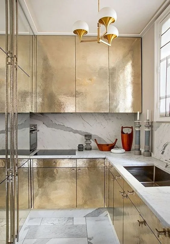  Не забывайте, что с золотом и золотыми акцентами можно очень легко перейти черту. Но когда это сделано со вкусом, помещение преображается в два счета. И дело совсем не в количестве золотых акцентов и мебели, а  в качестве покрытия, оттенке и в компа