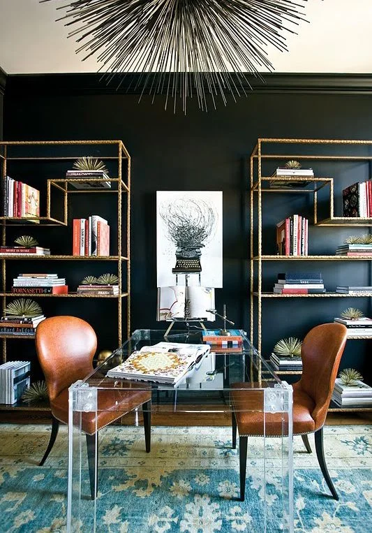   Контрастное сочетание черного и золотого  отсылает к гламуру Голливуда времен Ар-деко. Эти два «цвета» выделяют и подсвечивают друг друга. Золото сияет ярче, а черный видится еще более драматичным.  Но создать гармонию черного и золота можно, прост