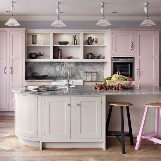 кухня розового цвета источник