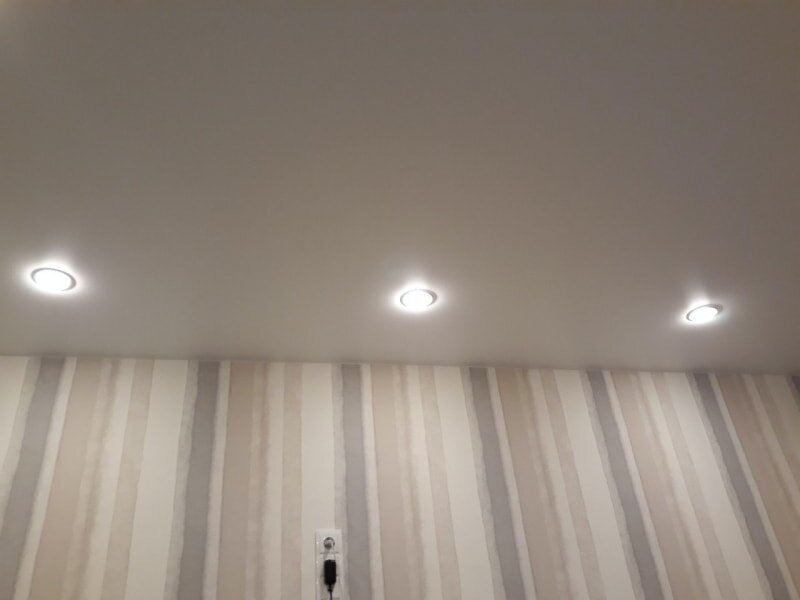 контурный натяжной потолок с выключенной подсветкой