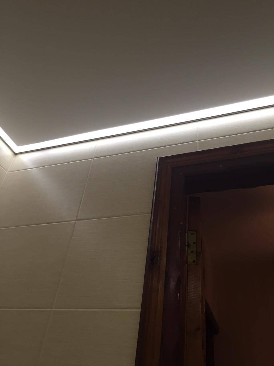 контурный натяжной потолок с подсветкой