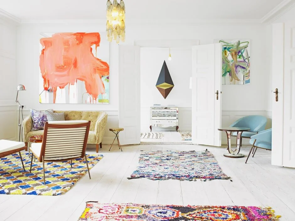 Жемчужная нить и ванильное мороженное с цветной посыпкой - белый цвет в интерьере