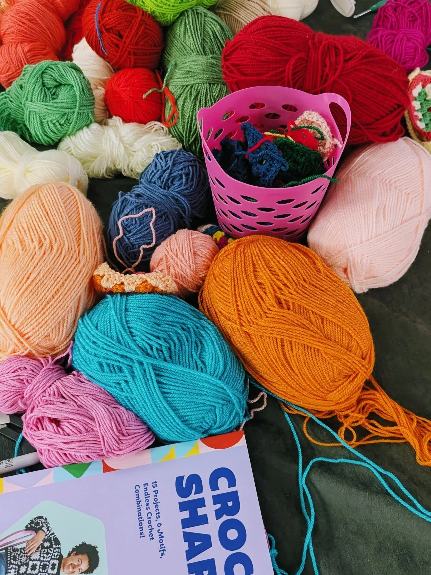 🧶💓🌟🌈Spent Saturday in my happy place, surrounded by yarn, teaching and making Granny Squares with the lovely lot who dropped into the @thestitchfestival Stitch Lounge! 
I only took a handful of photos as we were jam packed all day, and I have los