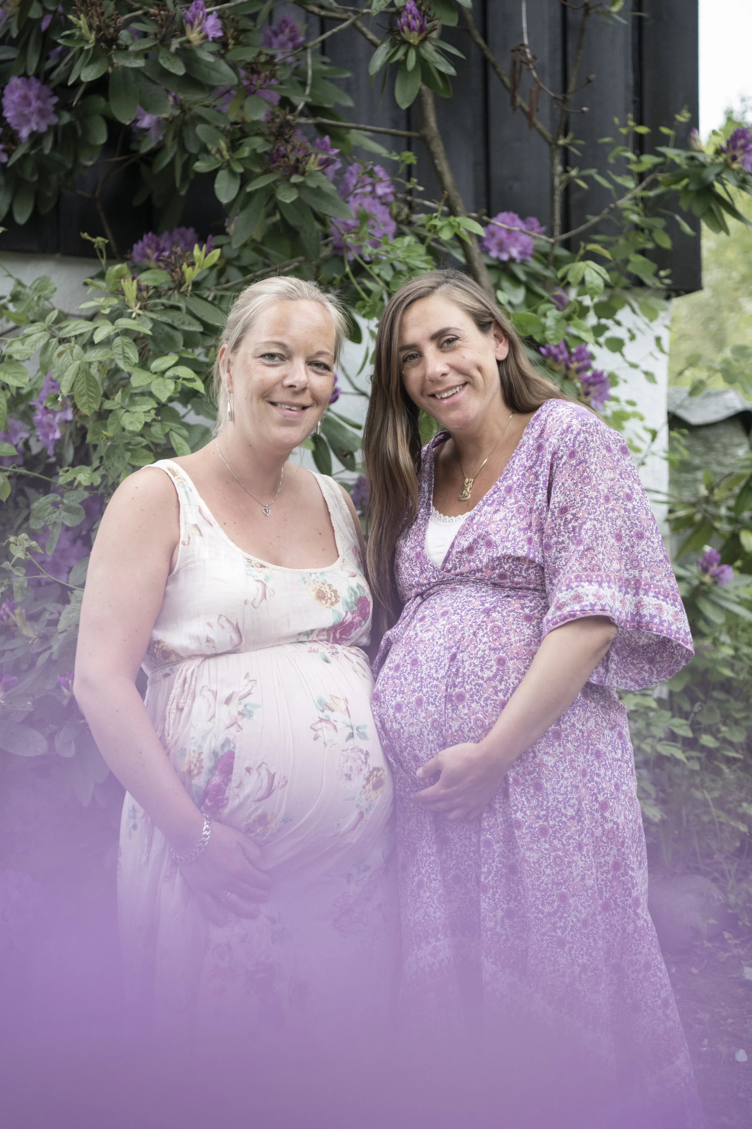 Karen og Sara har vært venninner siden barneskolen og syns det er gøy at de får barn samtidig. Foto: Eva Rose