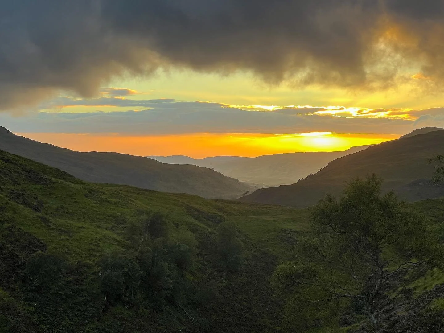 Took a gamble tonight and we made it to Ullapool after a long day. Didn&rsquo;t quite get there before sundown, but managed a decent view of it anyway :) Less than 230 miles remaining.

#HT550 #runlonger #teampyllon #adventurevisuals #trailrunning #u