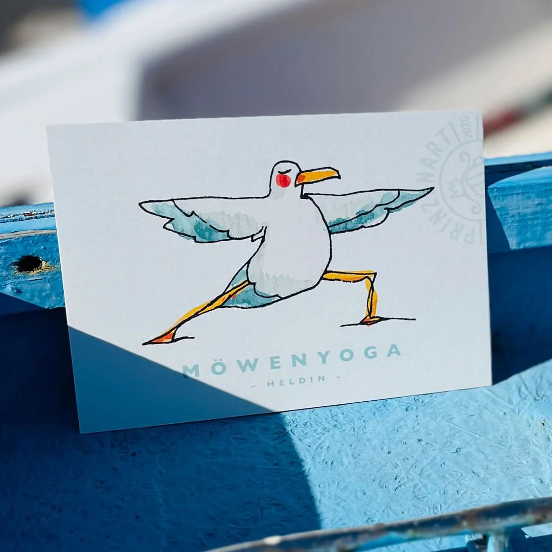weisse Postkarte mit Yoga-Möwe, Assana Heldin