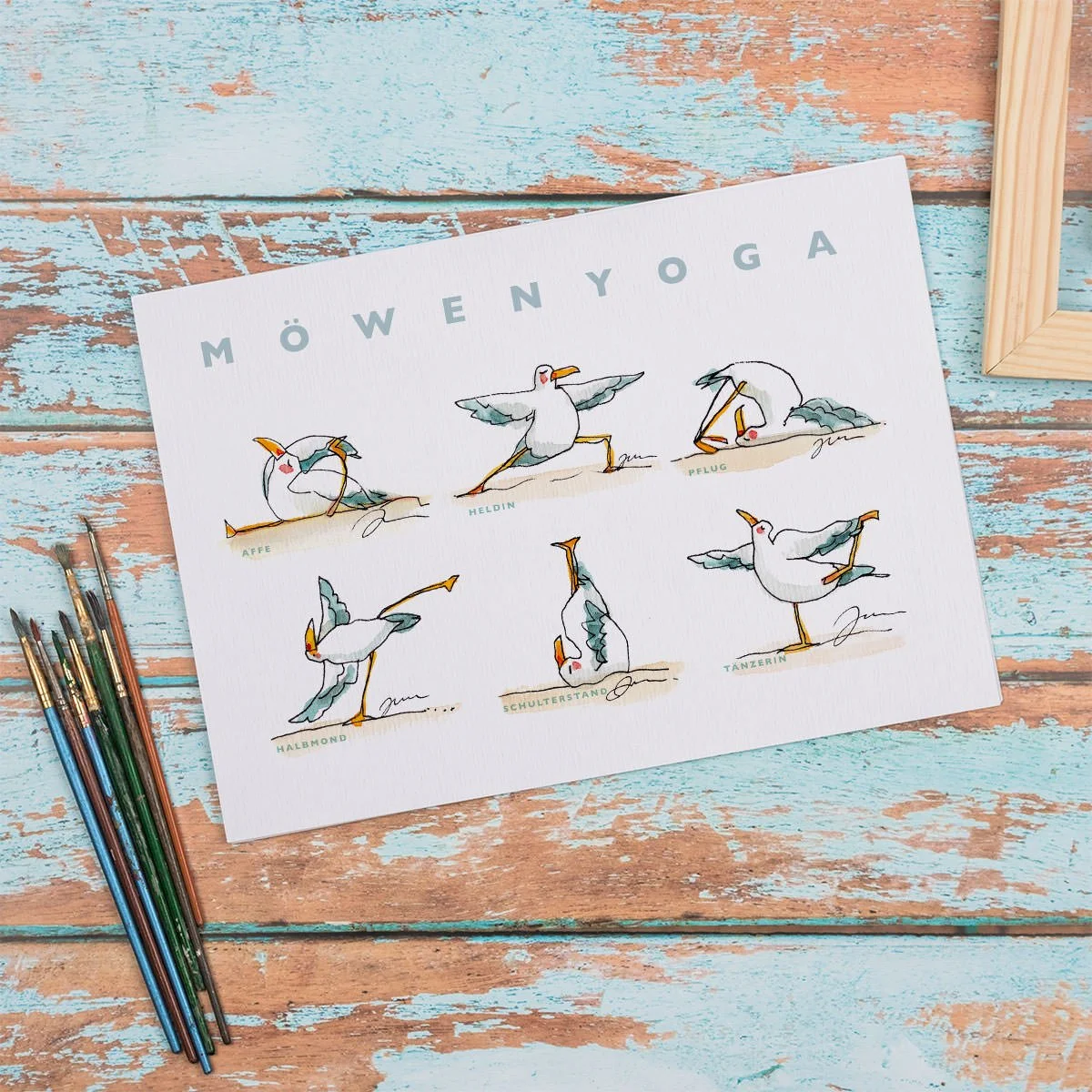 weiße postkarte mit 6 yoga-möwen auf shabby chic holztisch