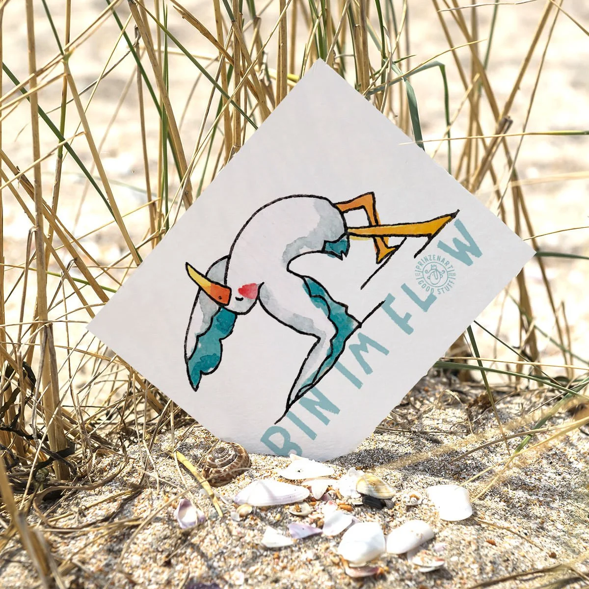 weiße postkarte mit einer yoga-möwe, asana rockstar, steckt im sand