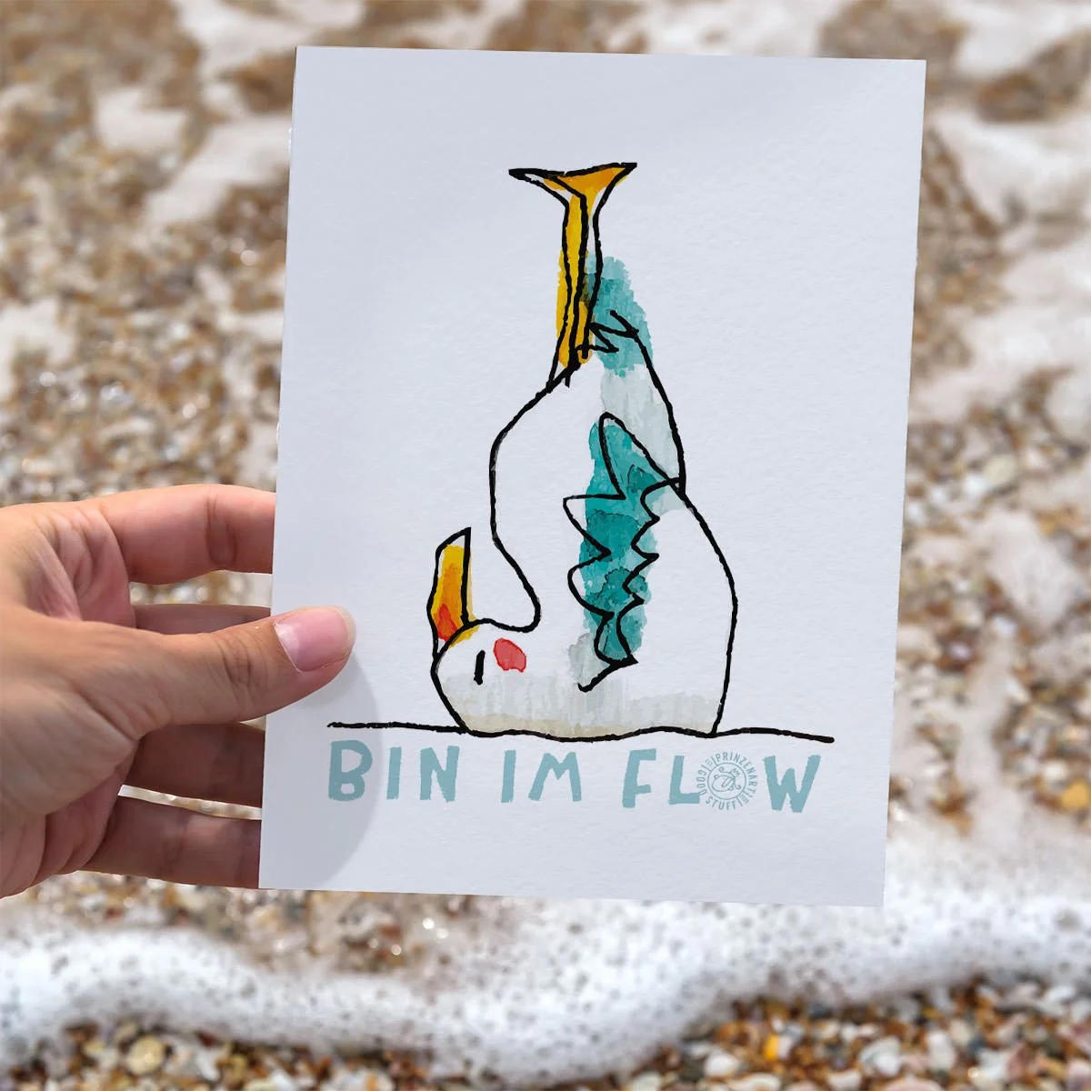 weiße postkarte mit einer yoga-möwe, asana schulterstand, gehalten von hand