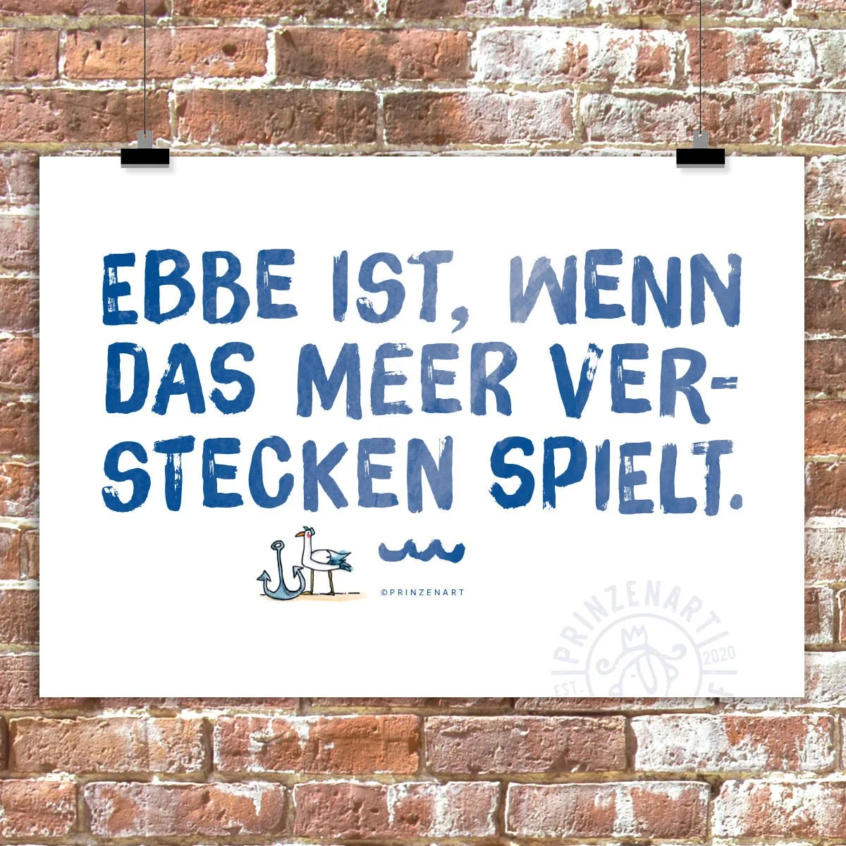 weißes Poster mit blauer Schrift an Clips, Spruch: Ebbe ist wenn das Meer verstecken spielt