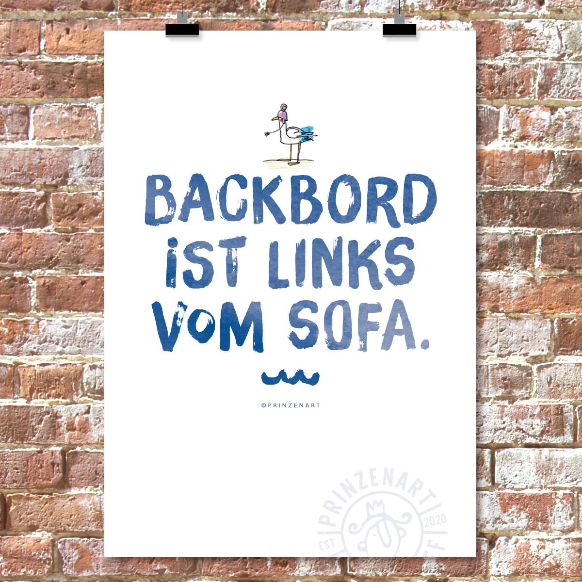 weißes Poster mit blauer Schrift an Clips, Spruch: Backbord ist links vom Sofa