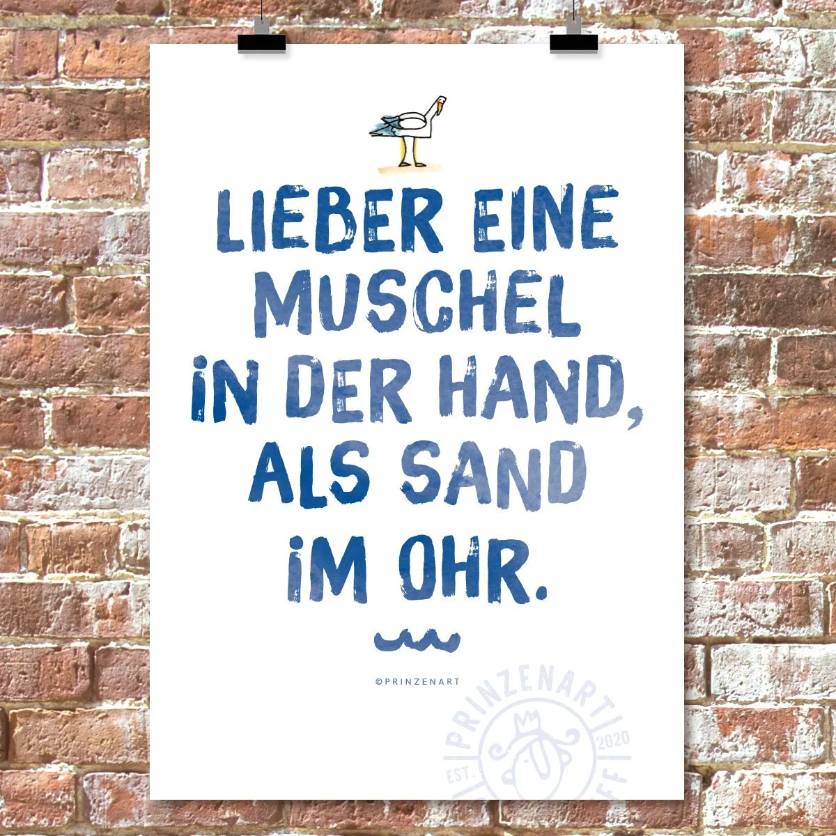 weißes Poster mit blauer Schrift an Clips, Spruch: Lieber eine Muschel in der Hand ...